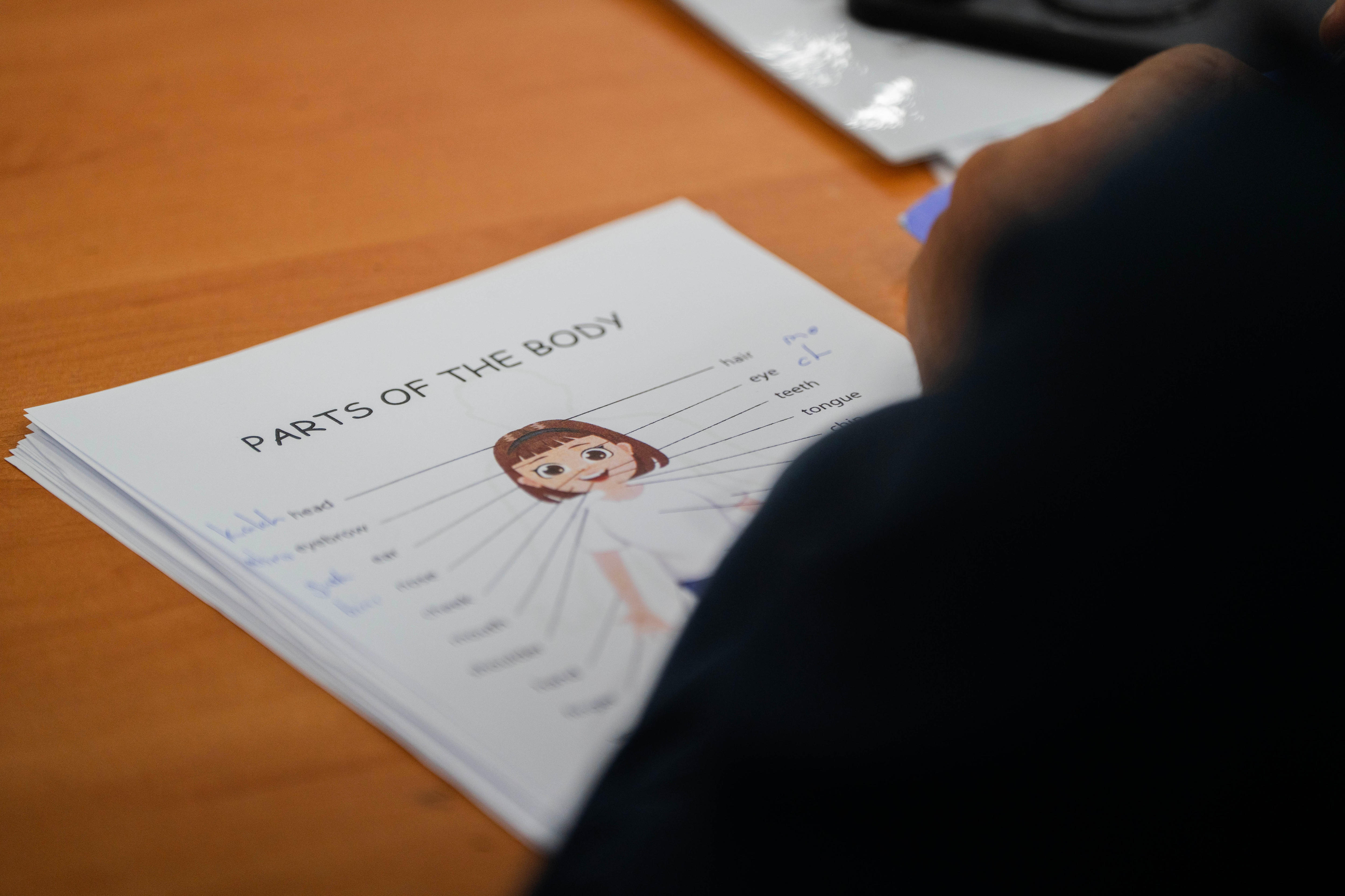 A "Partes del cuerpo" Hoja de trabajo sobre una mesa.