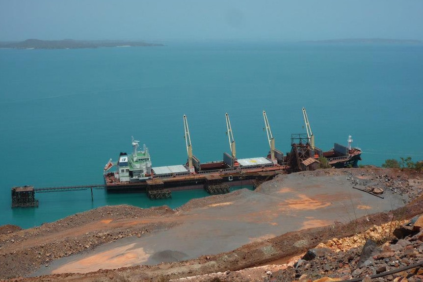 在西澳金伯利地区科卡图岛开采铁矿石。
