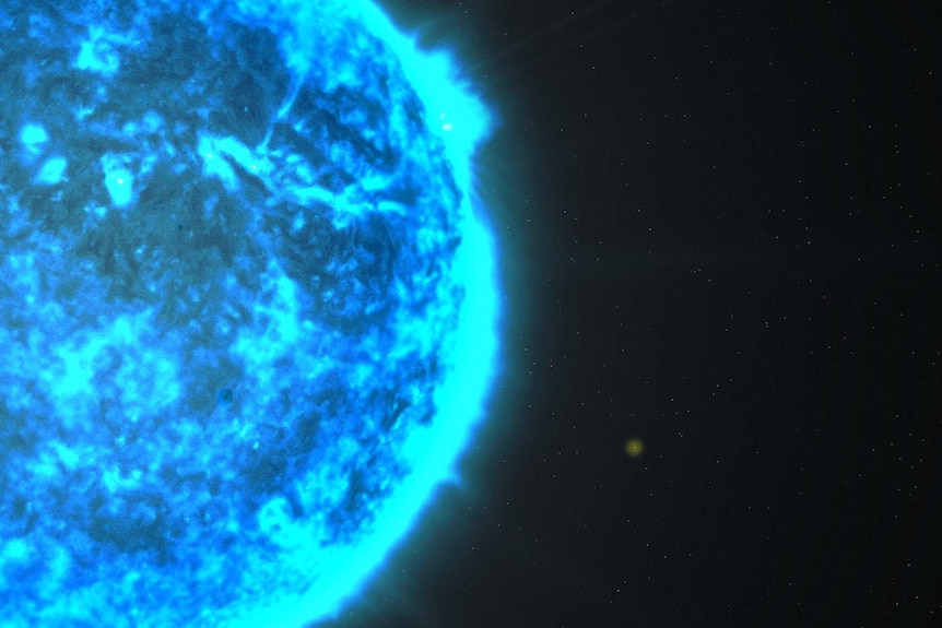 Image of a blue supergiant star to scale next to our Sun