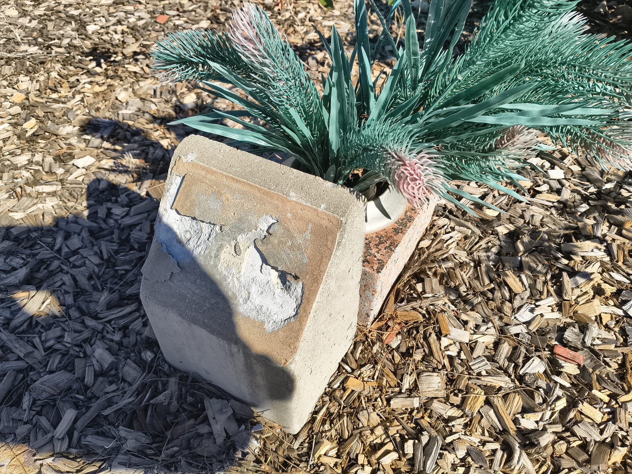 Un monumento cuya placa de latón ha sido retirada.