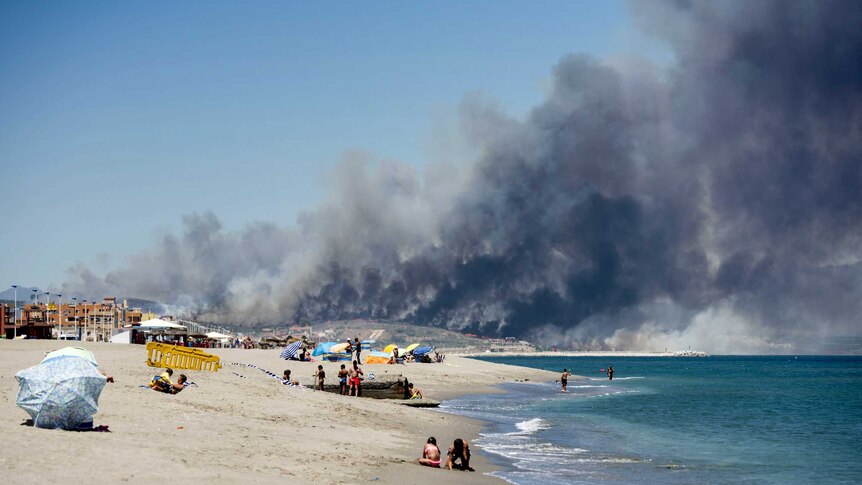 Fire approaches Costa del Sol beaches