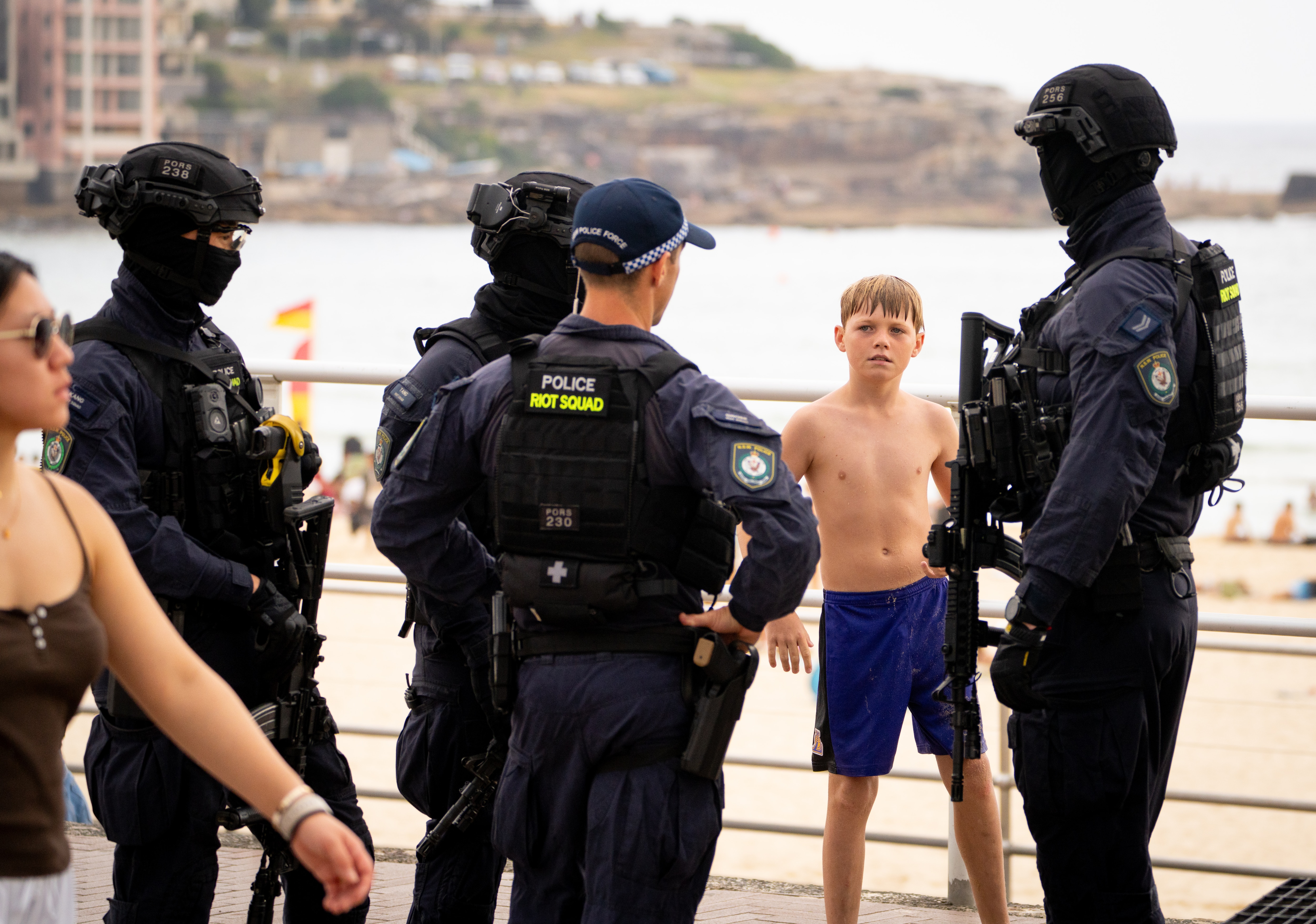 Policiais com jovem Bondi Beach
