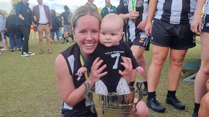 La victoire de la grande finale couronne une année épique pour le joueur de foot, l’entraîneur et la nouvelle maman de WA Rennie Meadmore