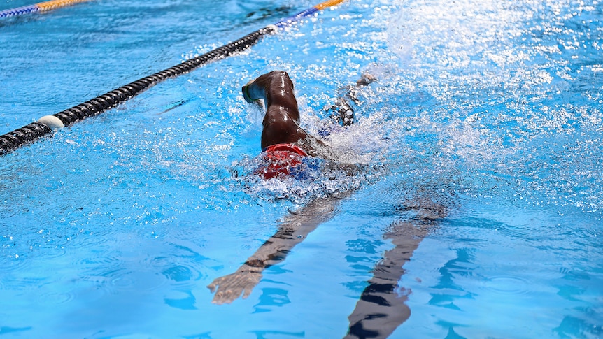 Triady Fauzi Sidiq swimming freestyle