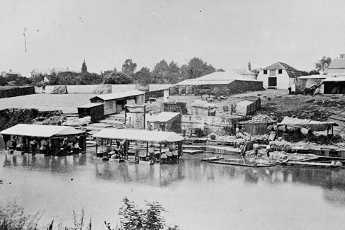 A black and white photograph of wool washing operations in the Yarra River from the 1800s.