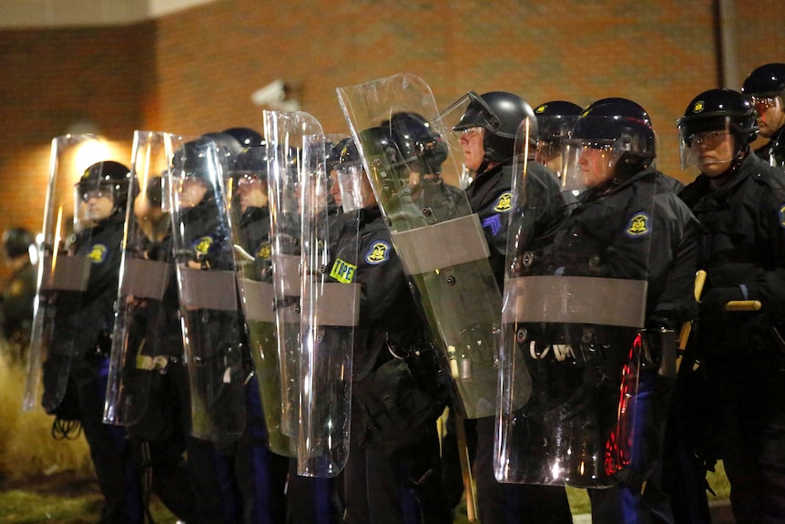 2014年，迈克·布朗被一名警察枪杀后引发抗议活动，密苏里州警察因暴力应对抗议活动备受指责。