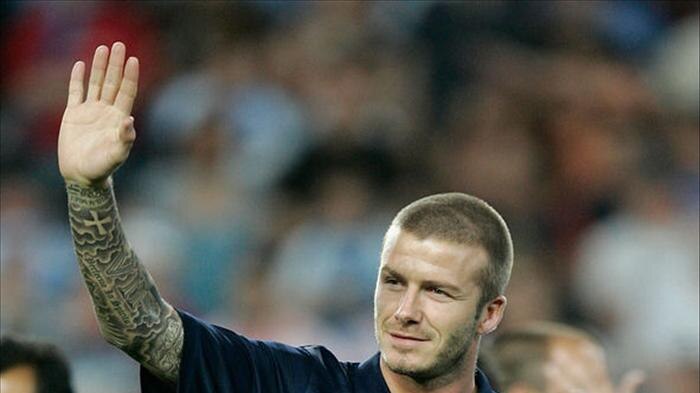 Galaxy superstar David Beckham pays tribute to the crowd at Sydney Football Stadium