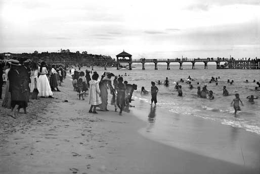 A crowd on Cottesloe Beach, children swimming, 1907.