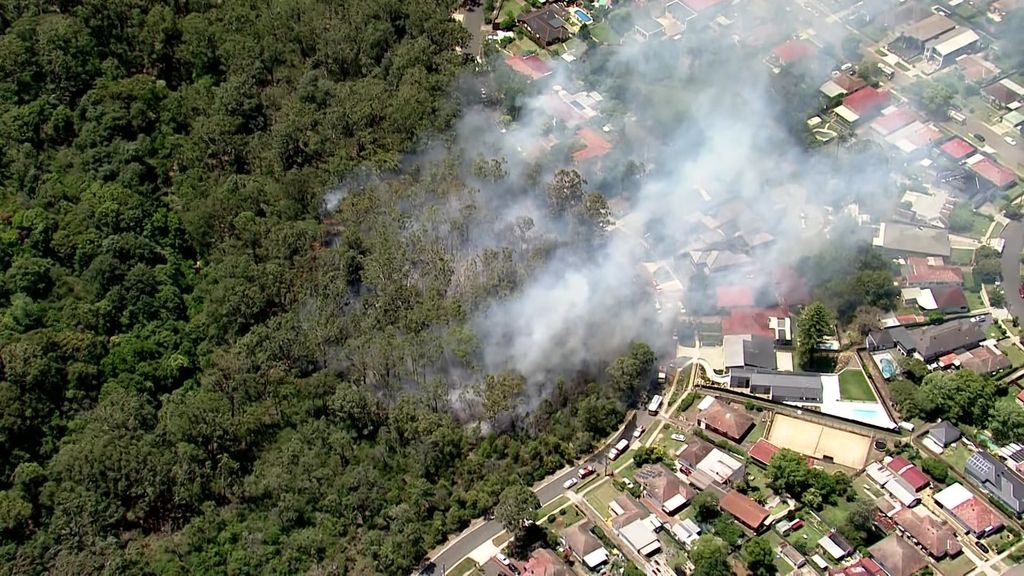 Out-of-control fire burning in Sydney's west - ABC News