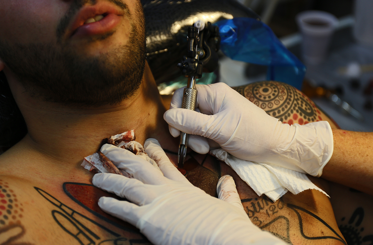 Tattooist Tatu Lu helps Indigenous Australians wear their pride on their skin - ABC News