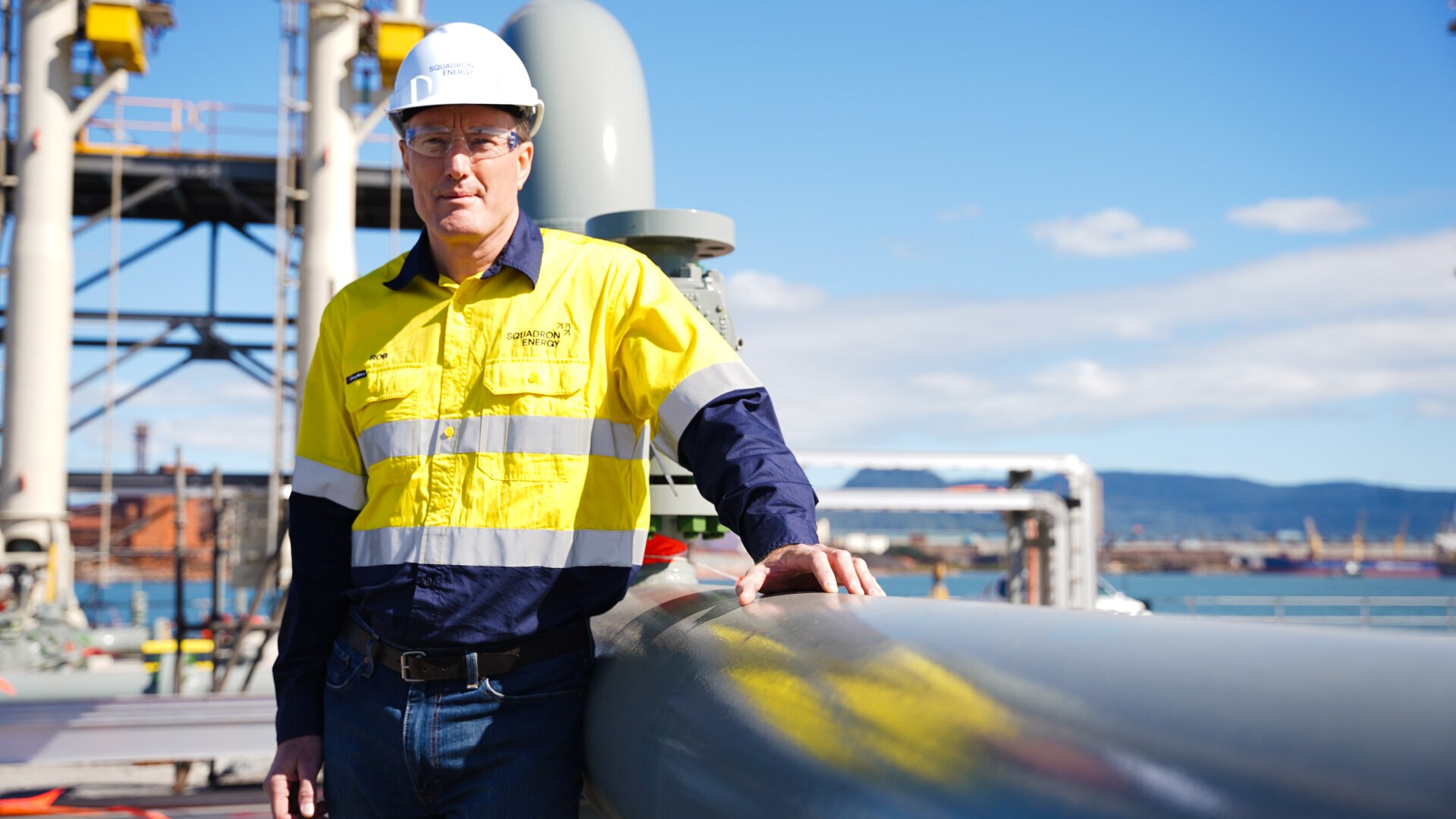 Hombre de pie junto a la tubería
