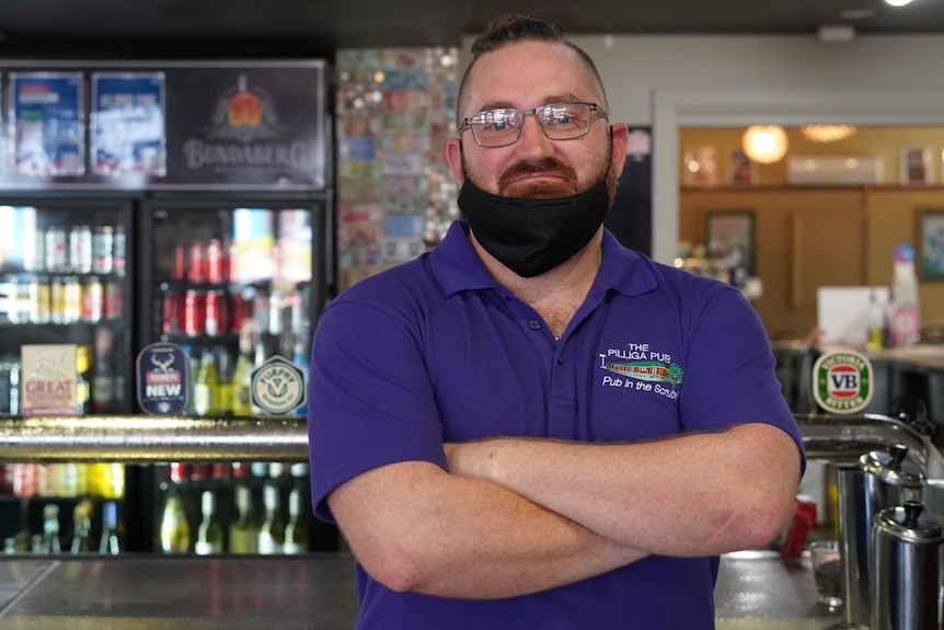 Garth works at a pub in Dubbo. 