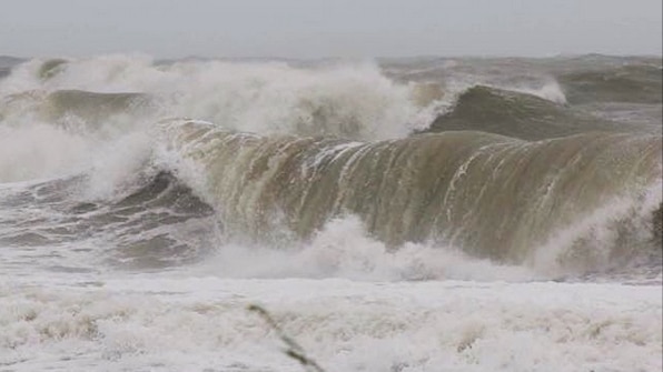 Big waves at Nhulunbuy from Cyclone Lam