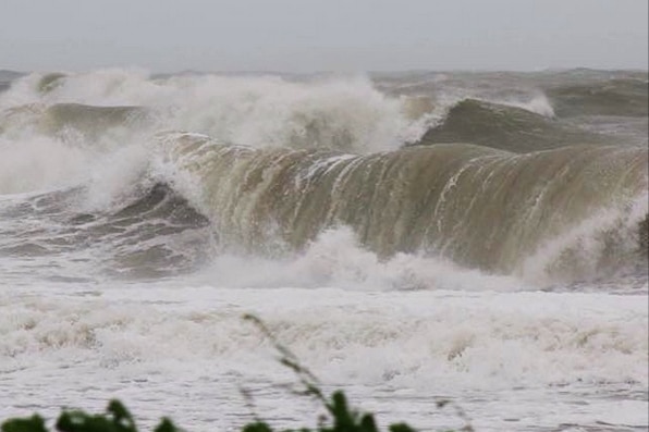 Big waves at Nhulunbuy from Cyclone Lam