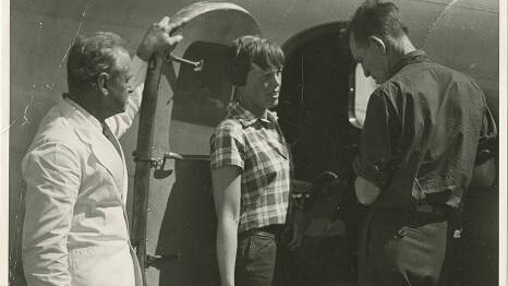 Amelia Earhart and Fred Noonan by the Lockheed L10 Electra in Darwin. Earhart is holding a cannister of something.
