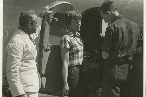 Amelia Earhart and Fred Noonan by the Lockheed L10 Electra in Darwin. Earhart is holding a cannister of something.