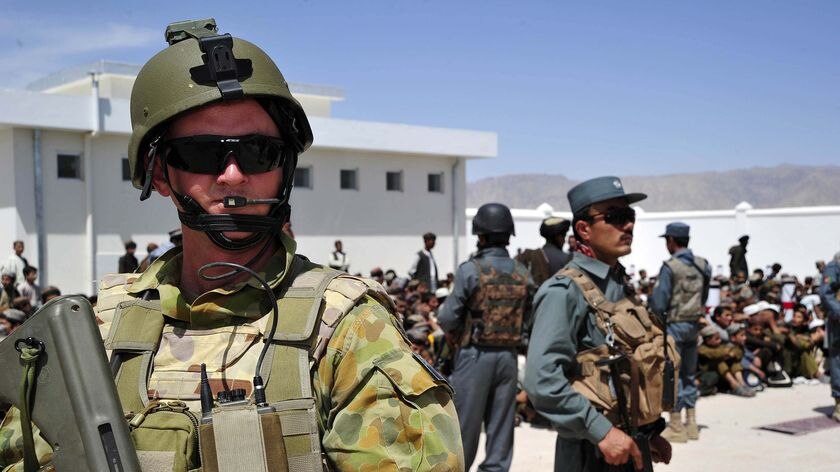 Australian soldier and Afghan National Police provides security