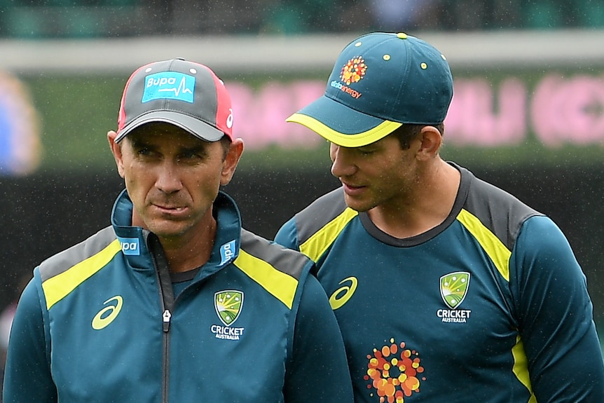 Tim Paine s'entretient avec l'entraîneur Justin Langer après que l'Australie a perdu sa série de tests contre l'Inde 2-1.