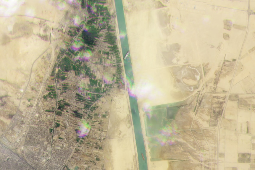Imagen de satélite de un canal largo y estrecho