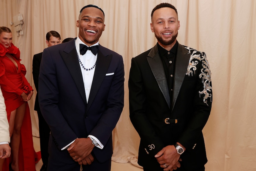 Deux hommes debout et souriant pour une photo