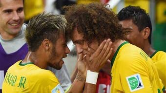 Neymar embraces David Luiz 340x191