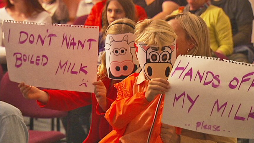 Raw milk supporters attended a meeting to back the dairy