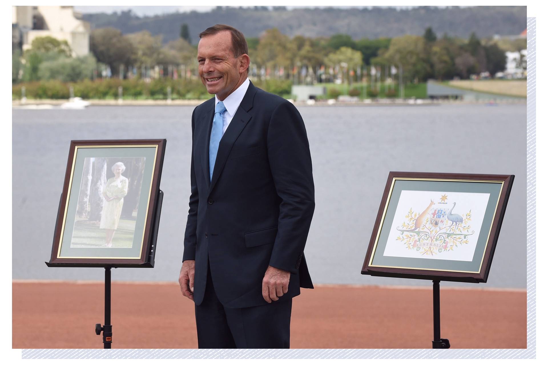 2015年澳大利亚日，托尼·阿博特与英国女王伊丽莎白二世的一幅肖像合影。