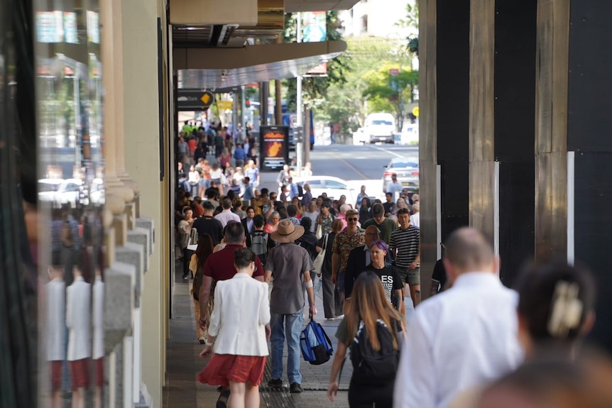 Gente de compras en el centro comercial Queen Street en Brisbane.