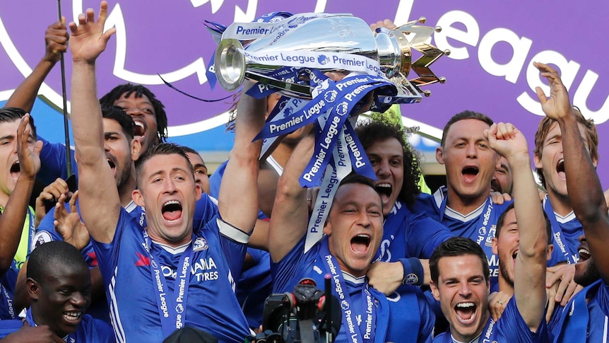 Chelsea players lifts the Premier League trophy.