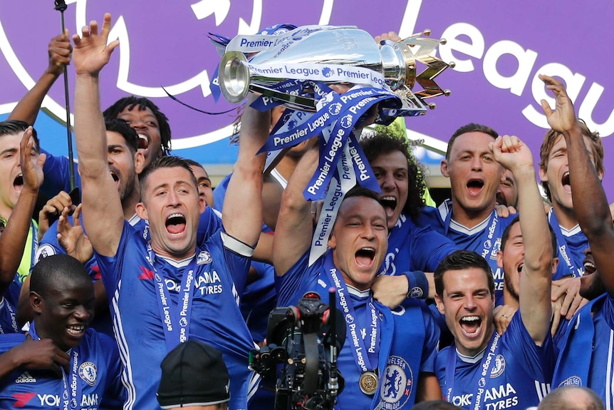 Chelsea players lifts the Premier League trophy.