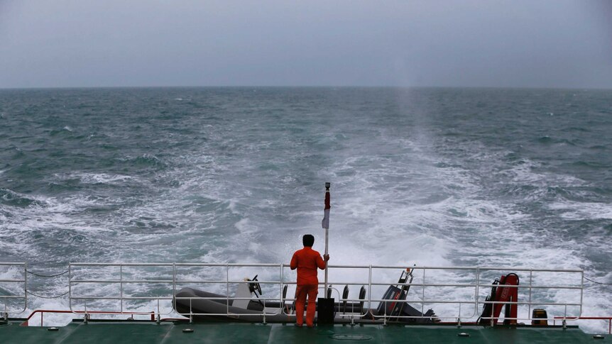 Indonesia search and rescue teams hunt for the wreck of AirAsia flight QZ8501