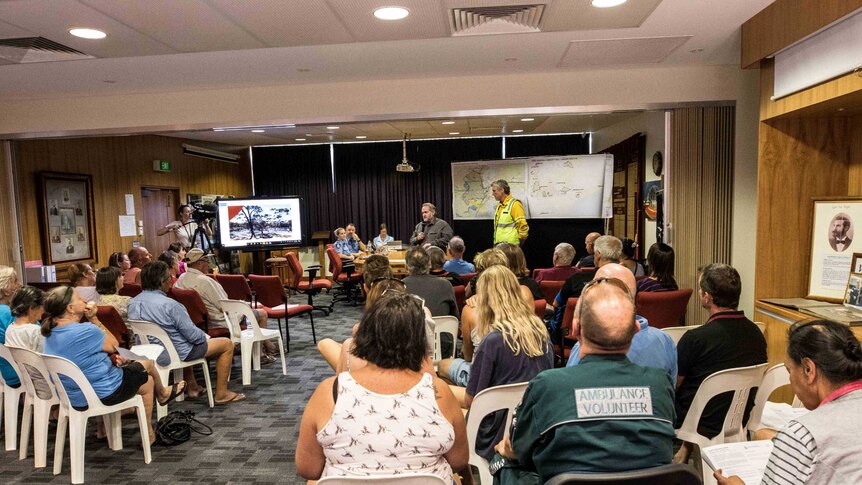 A public meeting during a bushfire emergency in Norseman.