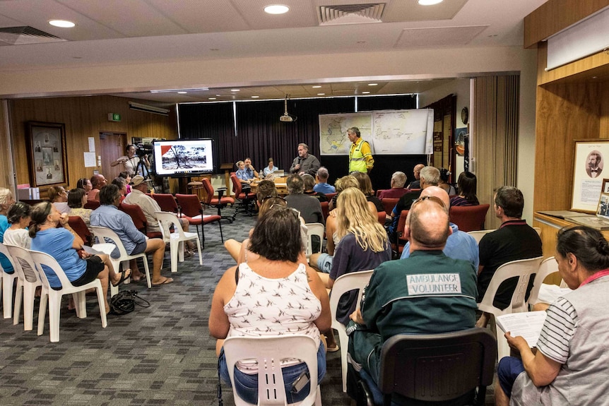 A public meeting during a bushfire emergency in Norseman.