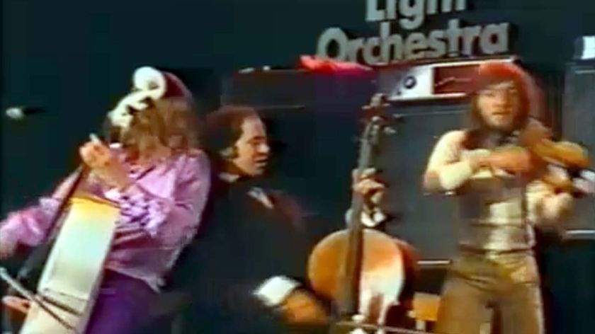 Former ELO cellist Mike Edwards (centre)