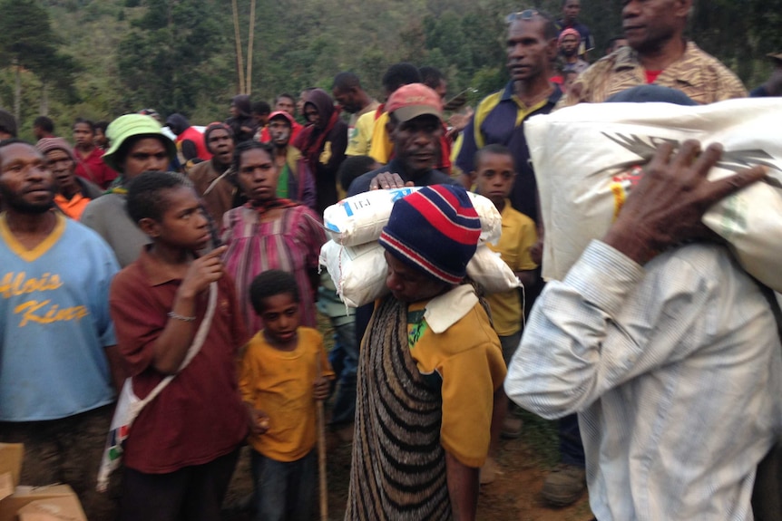 Aid being handed out in Parua, Chimbu.
