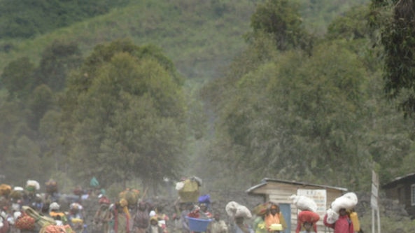 People flee after fresh fighting erupted around Kibati village in the Democratic Republic of Congo