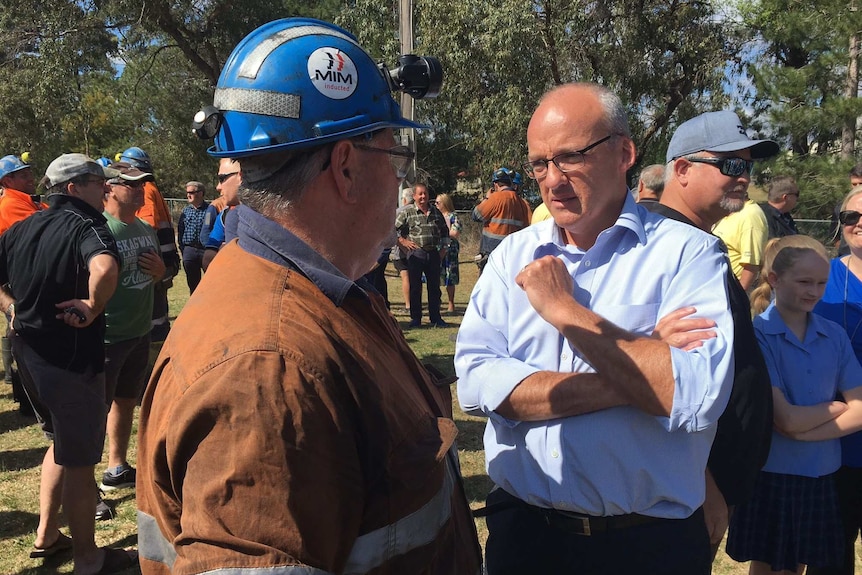 NSW Labor leader Luke Foley chats to a miner at the Springvale mine near Lithgow.