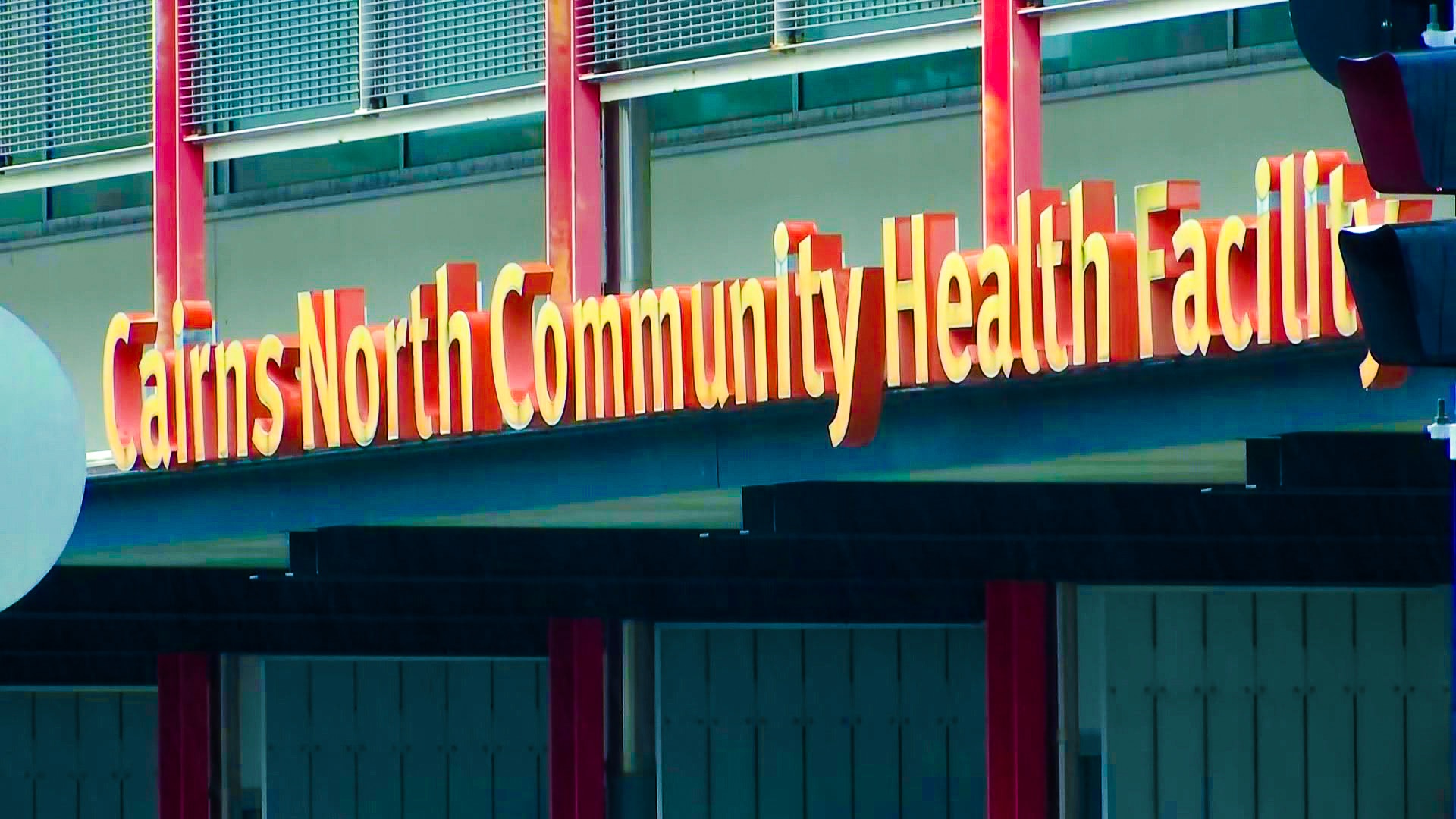 Fotos de placas ao redor de um prédio de saúde pública.