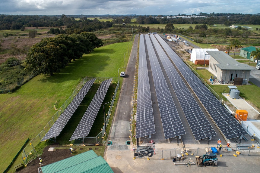 Pannelli solari presso l'impianto di trattamento delle acque reflue di Loganholme a sud di Brisbane.
