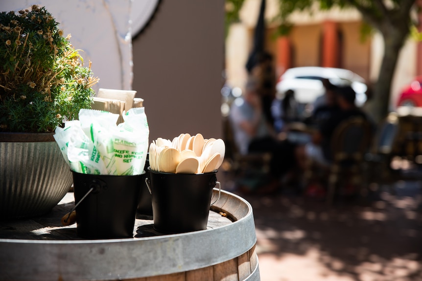 Couverts durables dans un café.