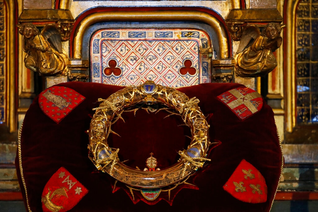 Notre Dame's Crown Of Thorns Presented To Public For The First Time ...