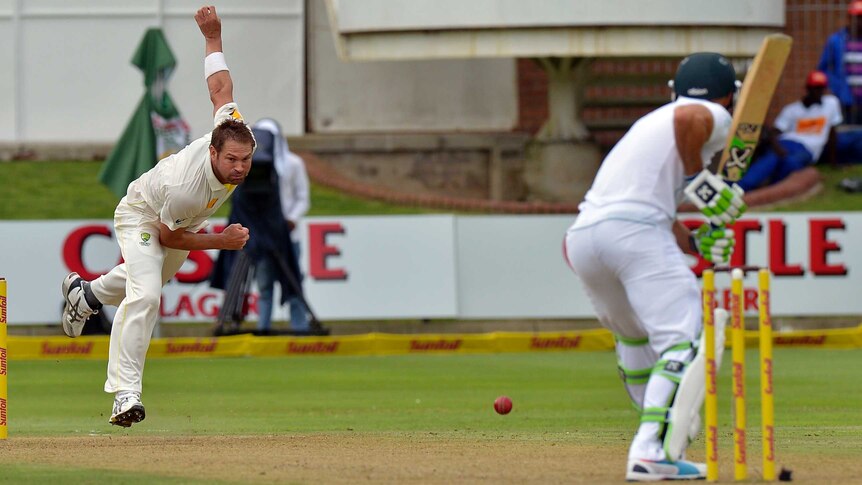 Harris bowls to du Plessis