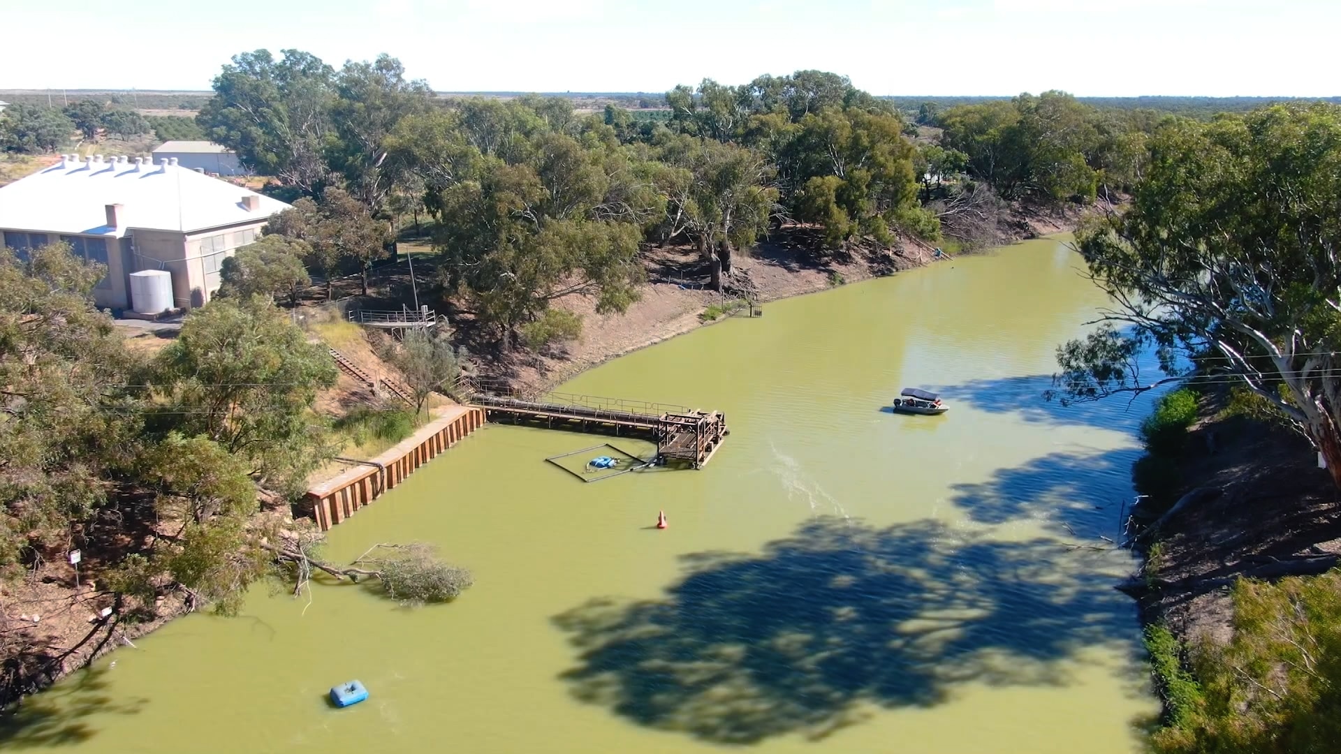 Um pequeno barco no rio Darling, perto de Menindee 