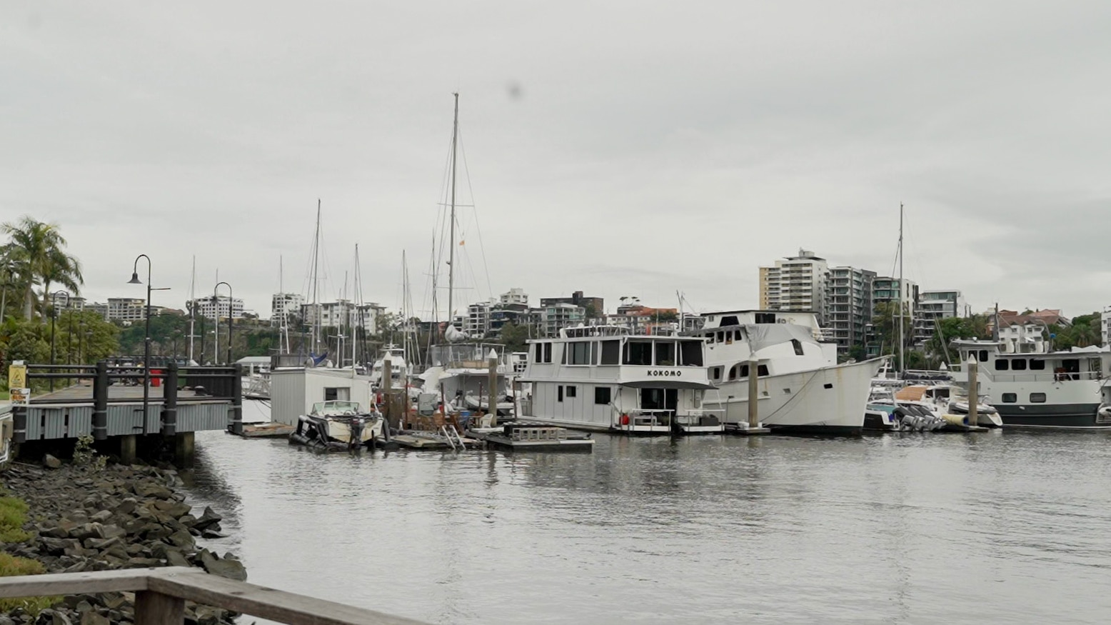 Barcos atracados en Kangaroo Point en un día nublado.