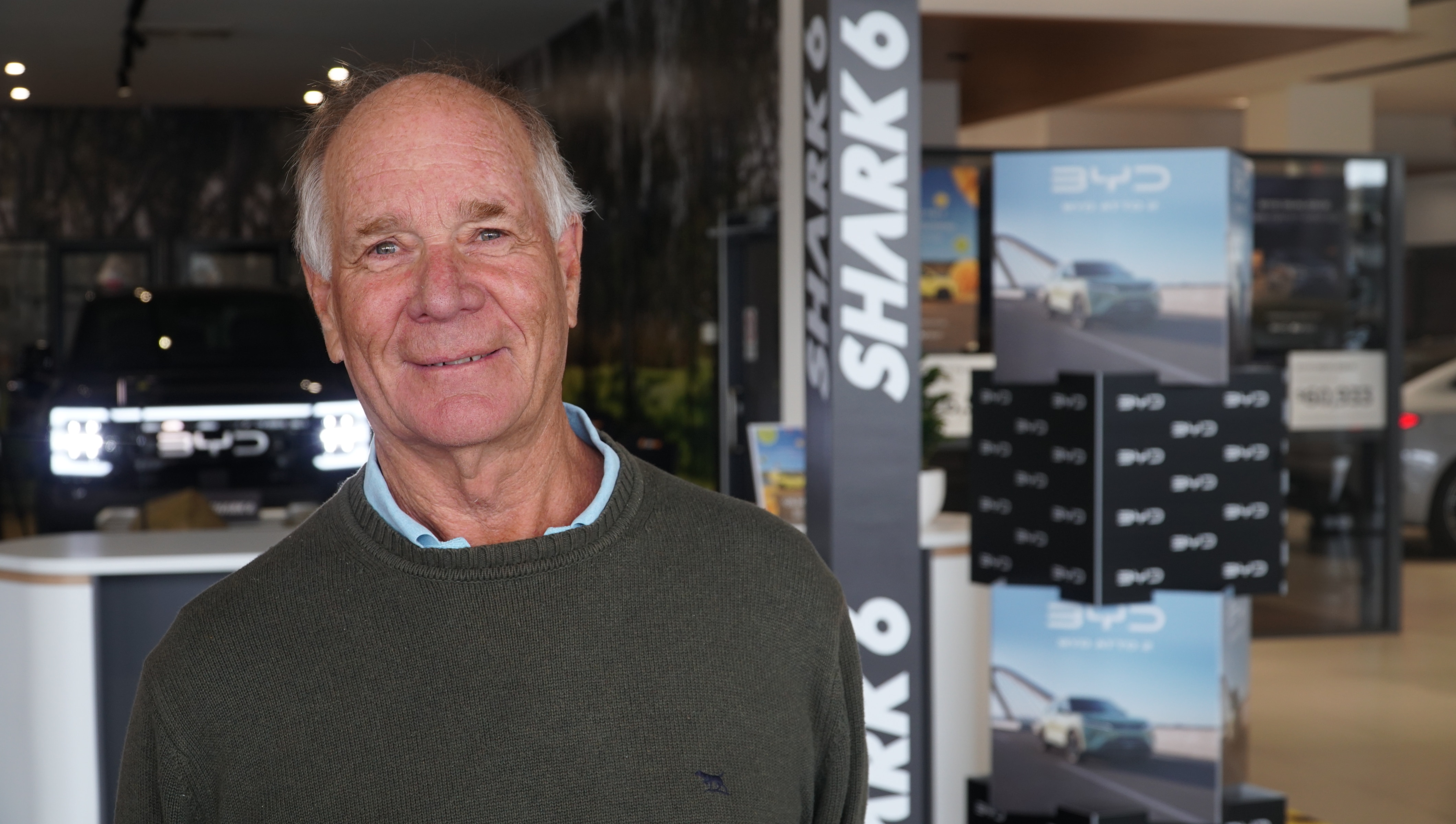 一位老人看着镜头微笑。