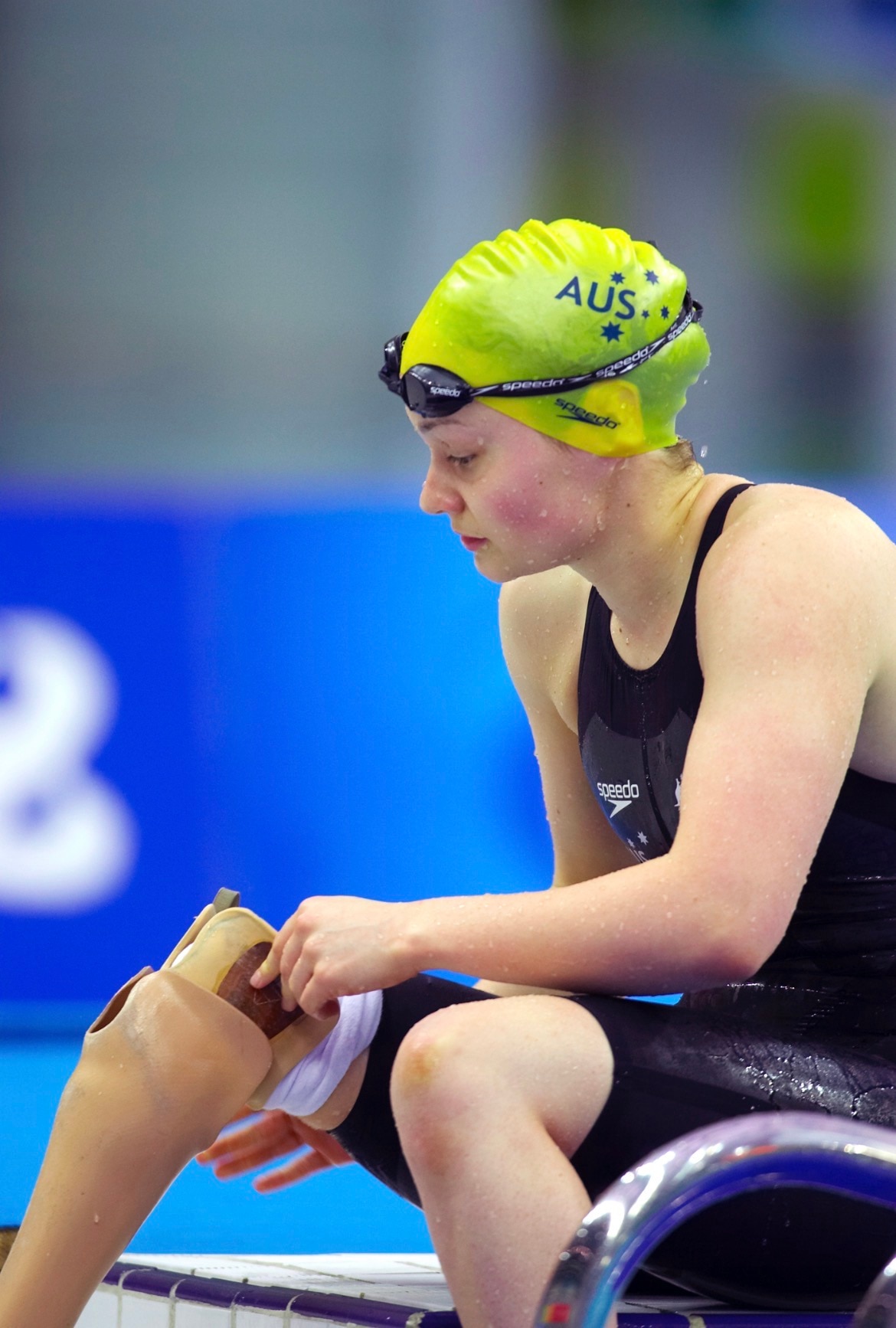 Um nadador usando um boné amarelo parece contemplativo