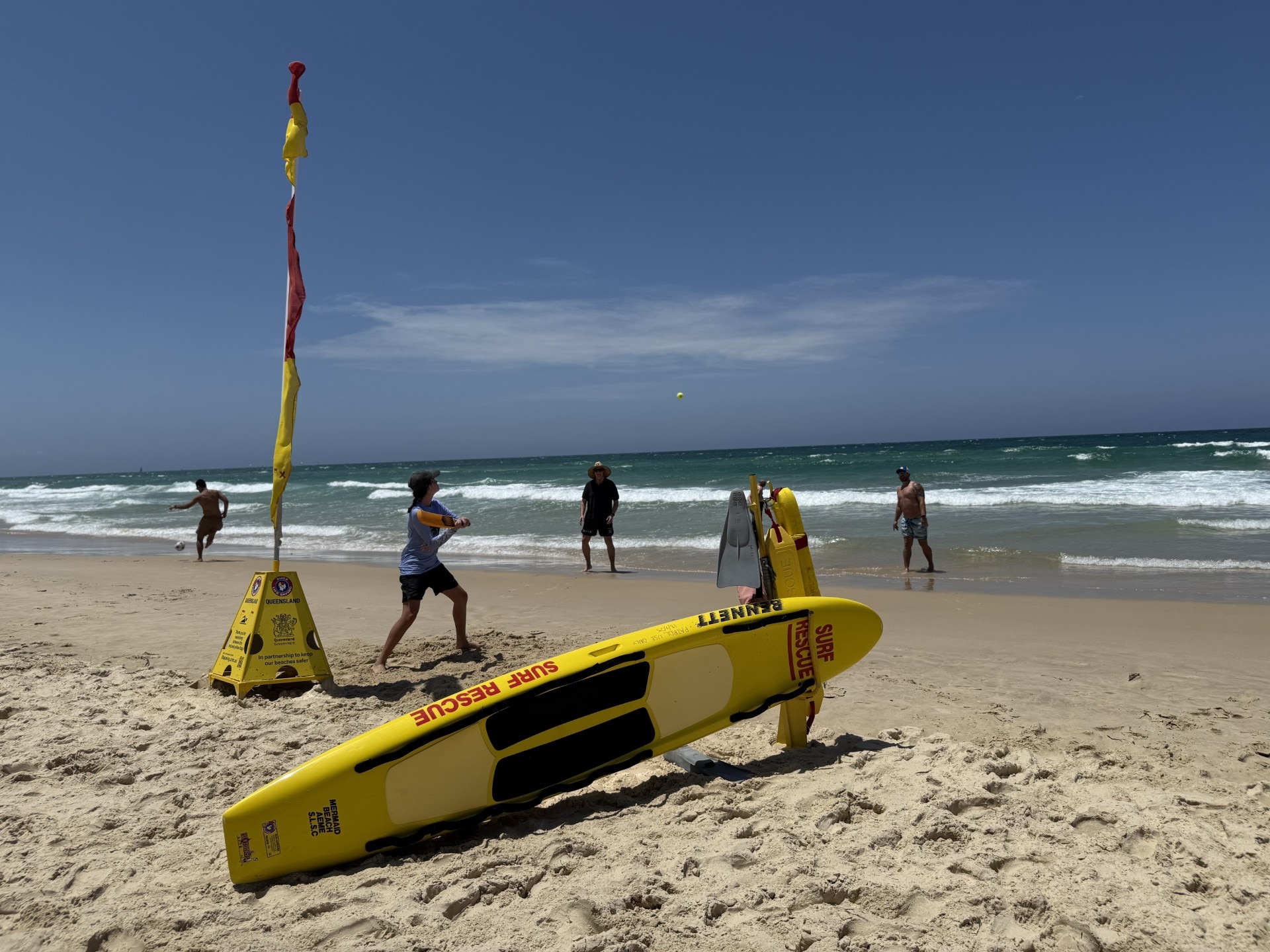 Surfea la arena con banderas y tablas que salvan vidas.