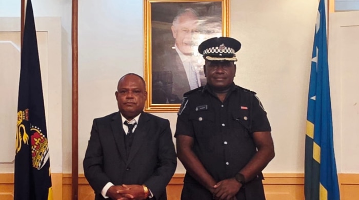 Governor General Sir David Tiva Kapu and Police Commissioner Ian Vaevaso long Gavman Haos (SIG)