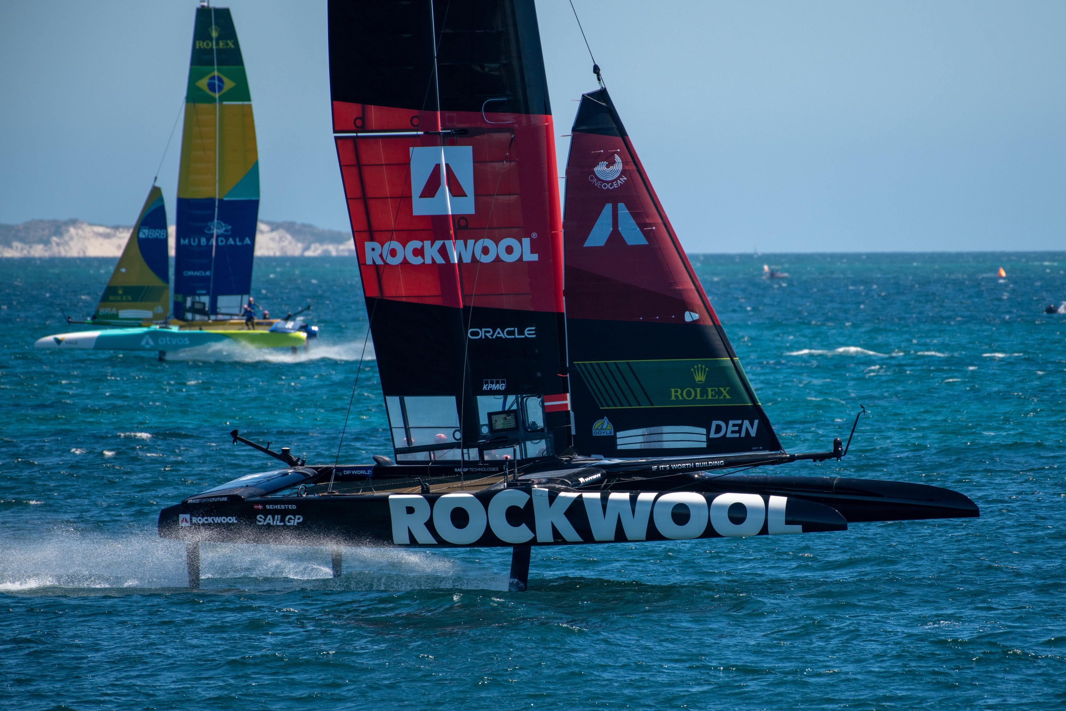 O barco Rockwool Racing navega em águas abertas.