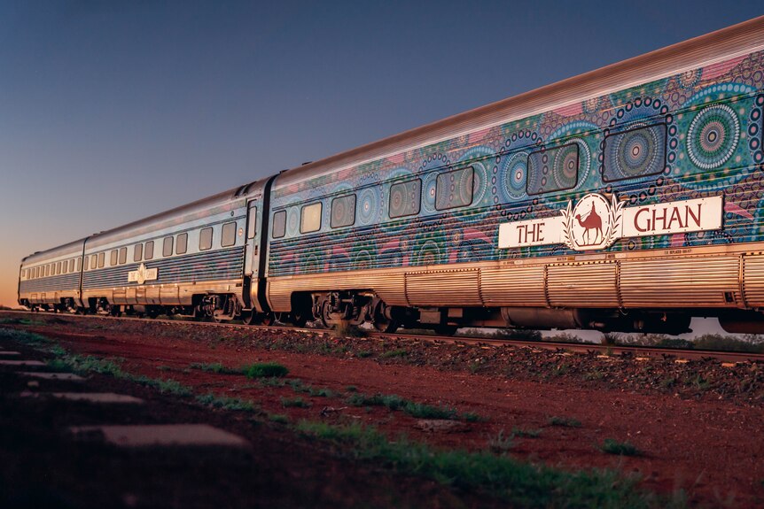 印在巨型外壁贴纸上的艺术品将“甘”号列车变成了一块移动的画布。